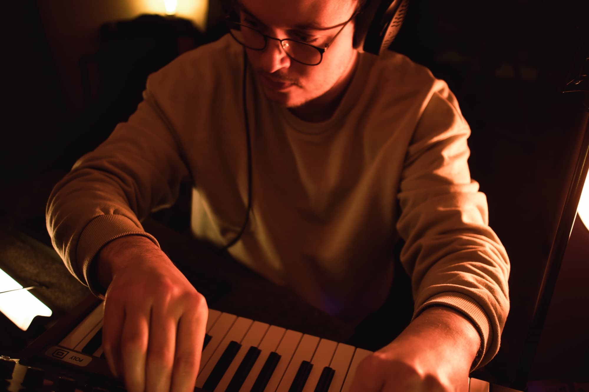 Anton spelar keyboard i studion