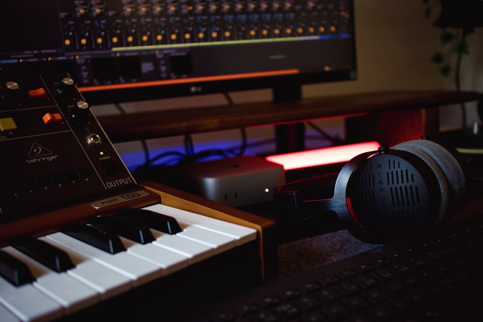 Varm studiomiljö med musikutrustning
