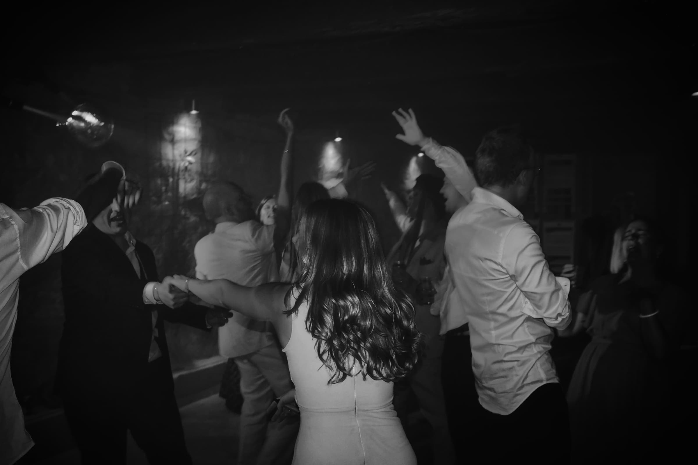 Fullt dansgolv under en bröllopsfest